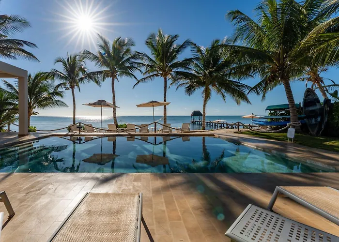 Apartahotel Eeb Ti Kaan - Luxury Oceanfront Residences 4*